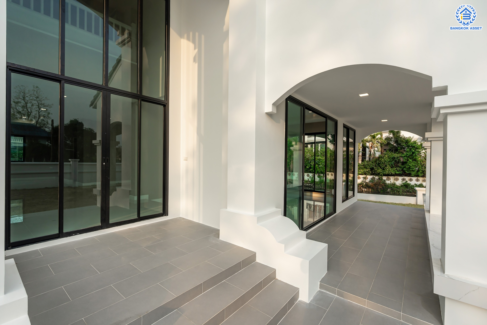 บ้านมือสองตกแต่งใหม่ ม.กฤษดานคร20 ปิ่นเกล้า-ติดถนนบรมราชชนนี เนื้อที่ 198 ตร.ว. บ้านเดี่ยวหลังใหญ่ ตกแต่งสุดหรูดีไซน์ยุโรป พร้อมฟังก์ชัน 4 ห้องนอน 4 ห้องน้ำ 1 ห้องแม่บ้าน จอดรถได้ 5 คัน บนทำเลเชื่อมต่อเมืองอย่างรวดเร็ว ใกล้ทางคู่ขนานลอยฟ้าบรมราชชนนี ทางด่วน "กาญจนาภิเษก" ม.มหิดล และเซ็นทรัลปิ่นเกล้า